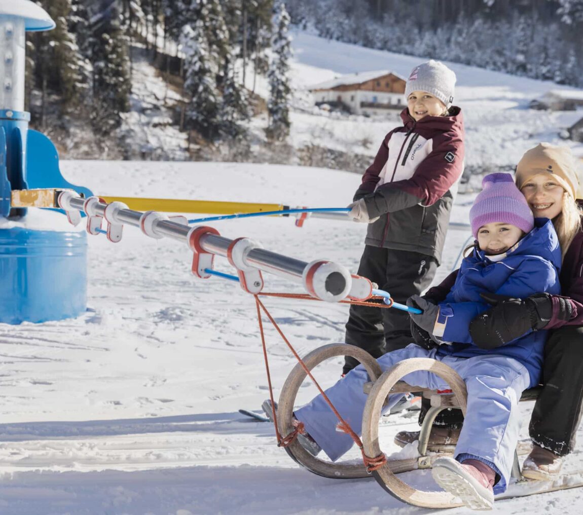 Erlebniswiese im Schnee - ein Riesen Spielplatz im Winter